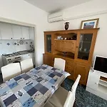 Spacious Retro 3-bedroom 130m2 In Zadar, Puntamika Borik Area Apartmán *