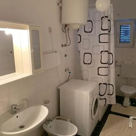 Spacious Retro 3-bedroom 130m2 In Zadar, Puntamika Borik Area * זאדאר