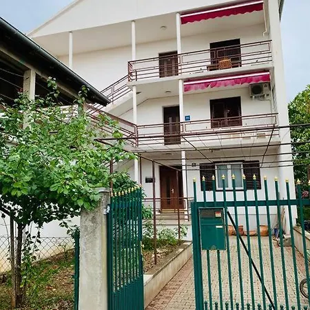 Spacious Retro 3-bedroom 130m2 In Zadar, Puntamika Borik Area זאדאר