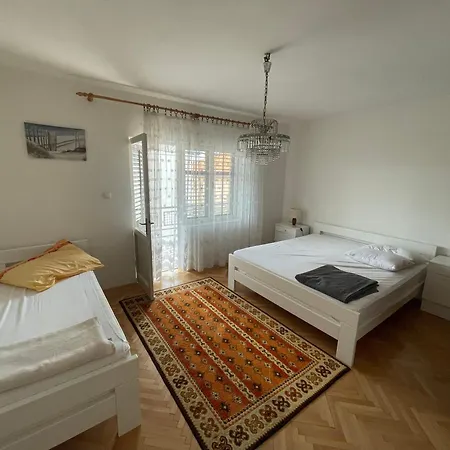 Spacious Retro 3-bedroom 130m2 In Zadar, Puntamika Borik Area זאדאר