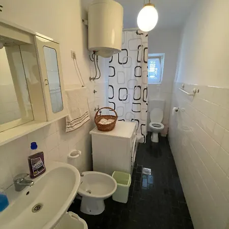 Spacious Retro 3-bedroom 130m2 In Zadar, Puntamika Borik Area * זאדאר