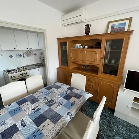 Spacious Retro 3-bedroom 130m2 In Zadar, Puntamika Borik Area דירה זאדאר