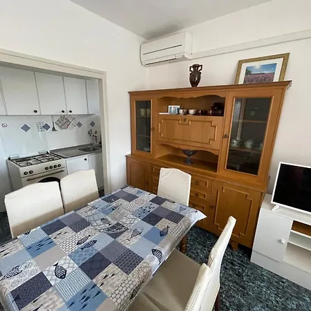 Spacious Retro 3-bedroom 130m2 In Zadar, Puntamika Borik Area דירה *