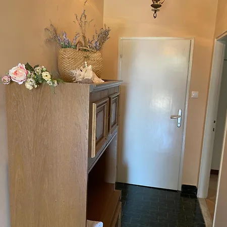 Spacious Retro 3-bedroom 130m2 In Zadar, Puntamika Borik Area זאדאר