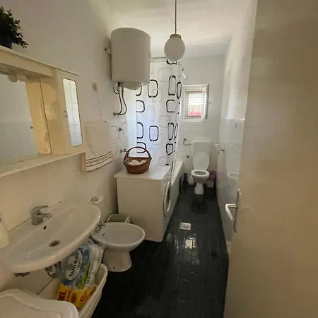 Spacious Retro 3-bedroom 130m2 In Zadar, Puntamika Borik Area * זאדאר