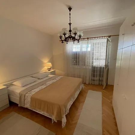 Spacious Retro 3-bedroom 130m2 In Zadar, Puntamika Borik Area דירה *