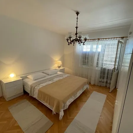 Spacious Retro 3-bedroom 130m2 In Zadar, Puntamika Borik Area דירה זאדאר