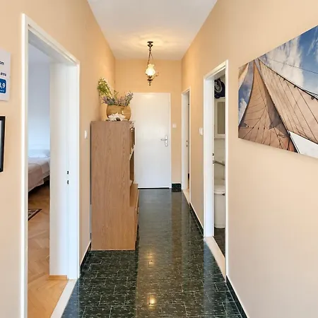 דירה Spacious Retro 3-bedroom 130m2 In Zadar, Puntamika Borik Area זאדאר