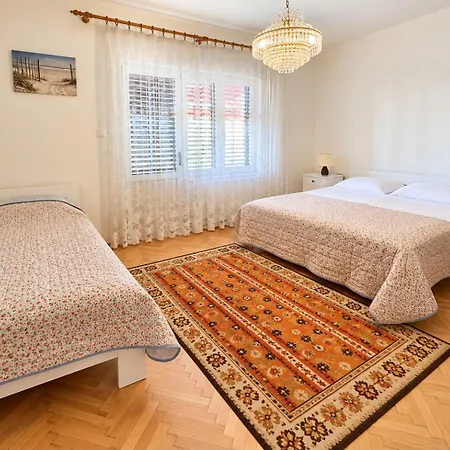 Spacious Retro 3-bedroom 130m2 In Zadar, Puntamika Borik Area זאדאר