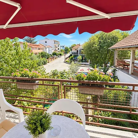 Spacious Retro 3-bedroom 130m2 In Zadar, Puntamika Borik Area דירה זאדאר