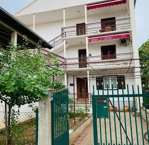 Spacious Retro 3-bedroom 130m2 In Zadar, Puntamika Borik Area Zadar